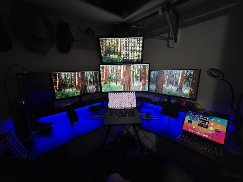 Multi-monitor homelab setup